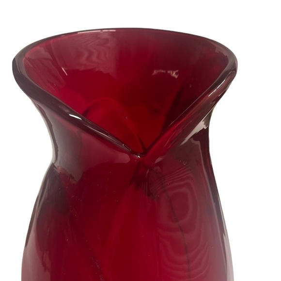 Vintage ruby red glass flower vase with tulip design. - Picture 6 of 7